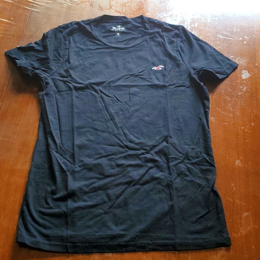 Hollister "must-have" collection. Muscle fit. Medium. Black. Never worn. A4.